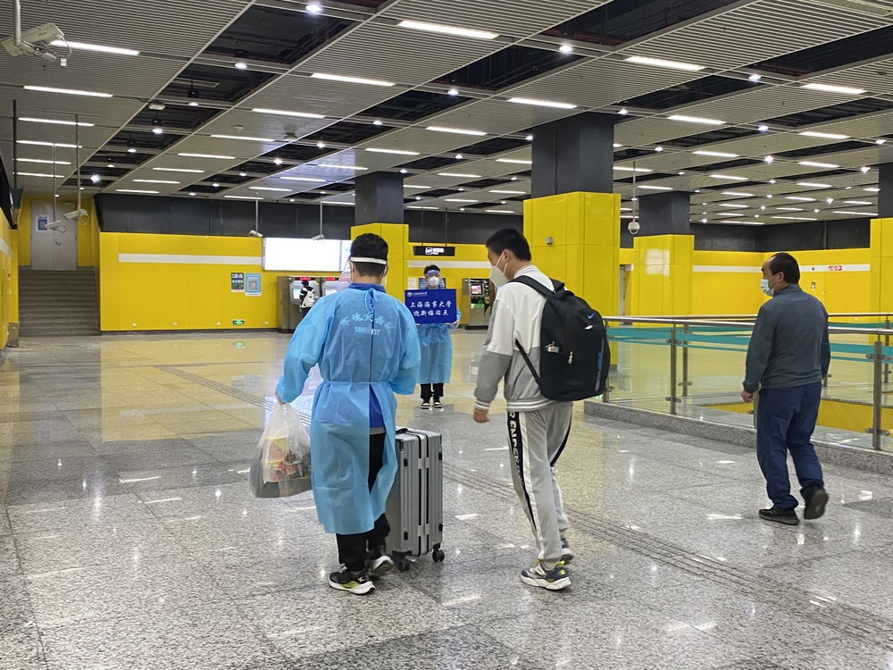 志愿者在地鐵站接站