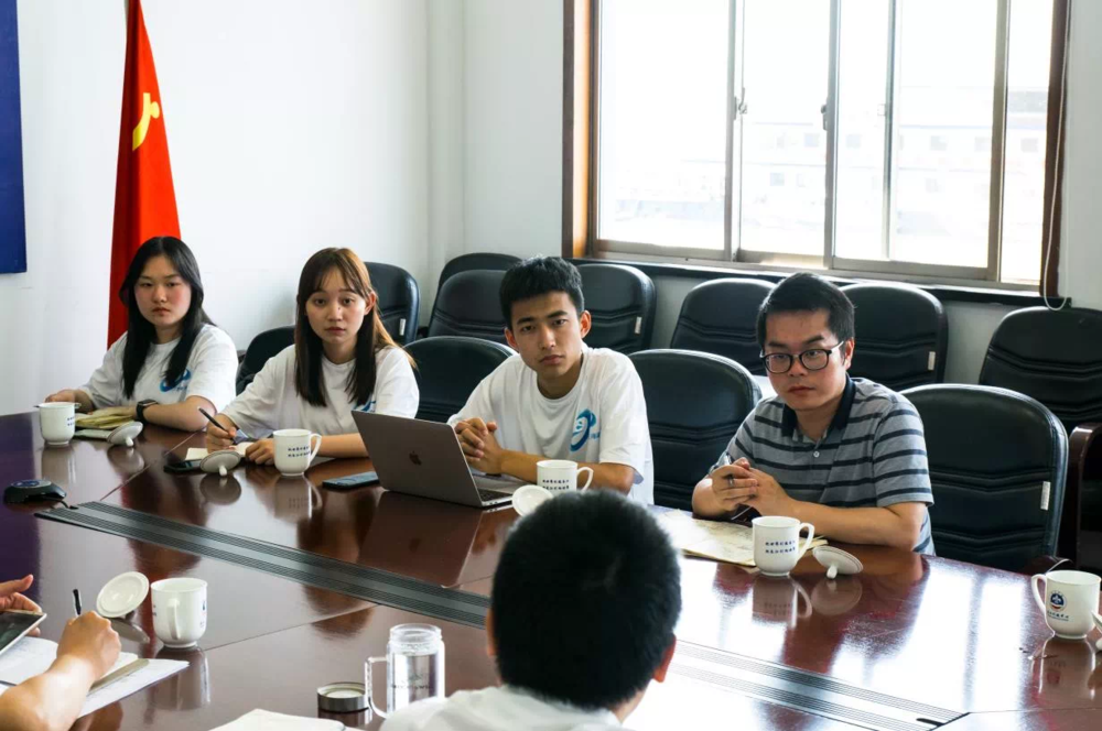 章強老師帶領學生走訪企業