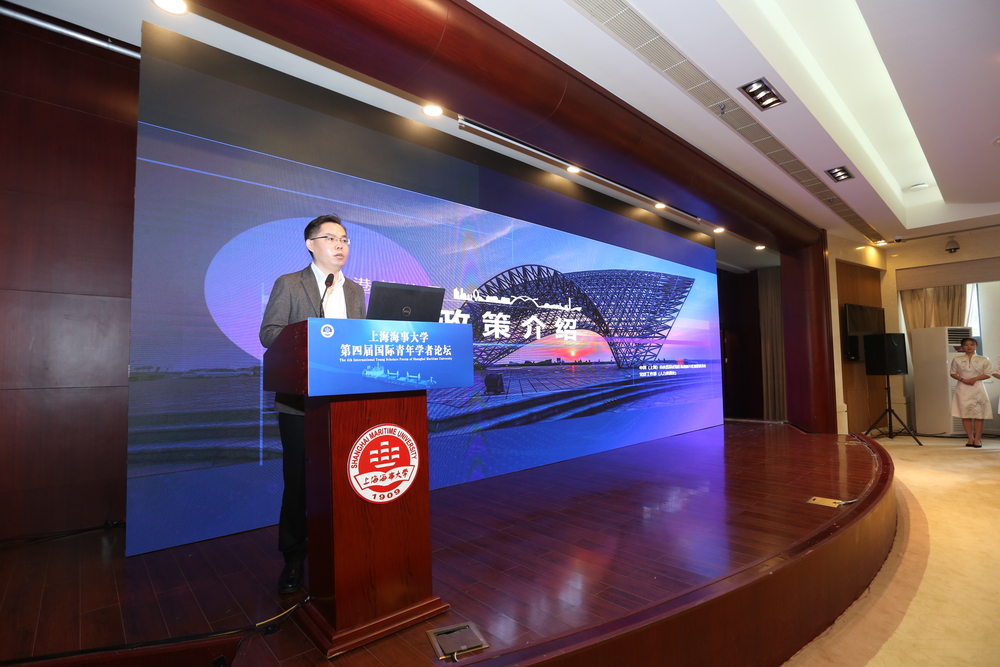 臨港新片區(qū)管委會黨群工作部副部長楊武介紹人才政策
