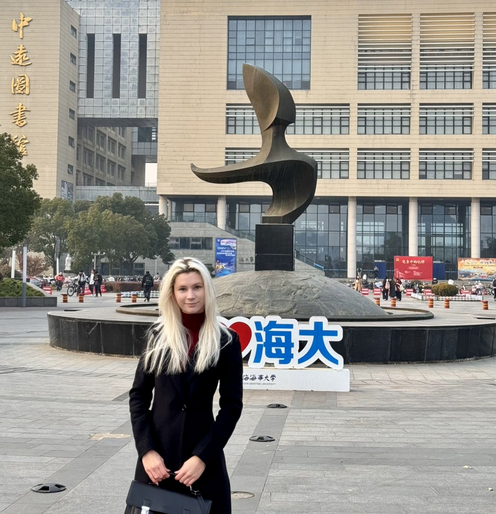 來自格丁尼亞海事大學的留學生瑪塔·科科斯在學校圖書館前留影
