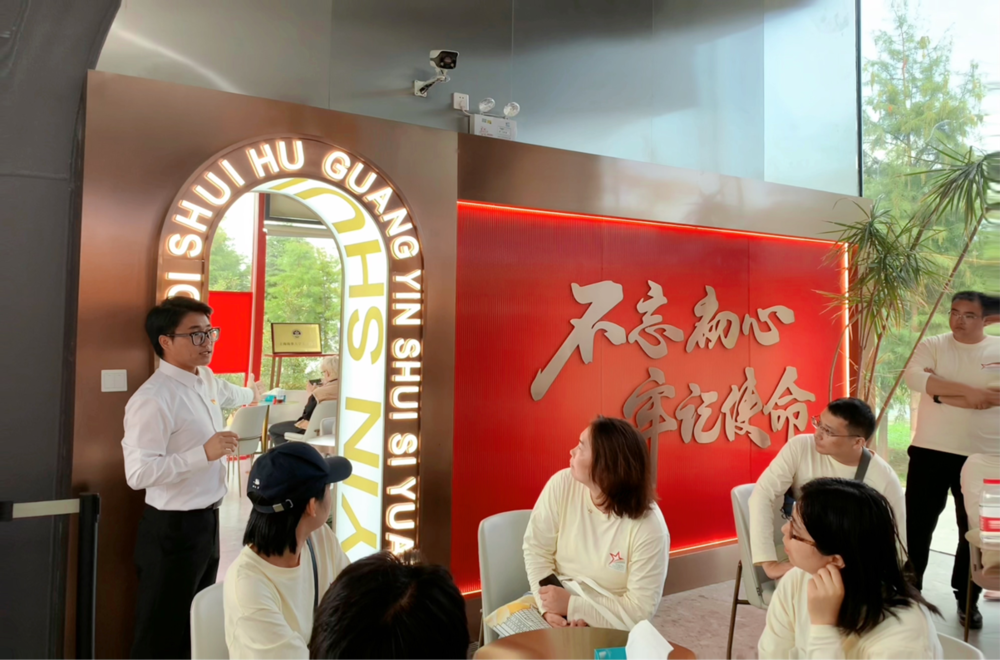 馬克思主義學(xué)院志愿者為參觀團(tuán)隊(duì)介紹“滴水·湖光”黨群服務(wù)中心
