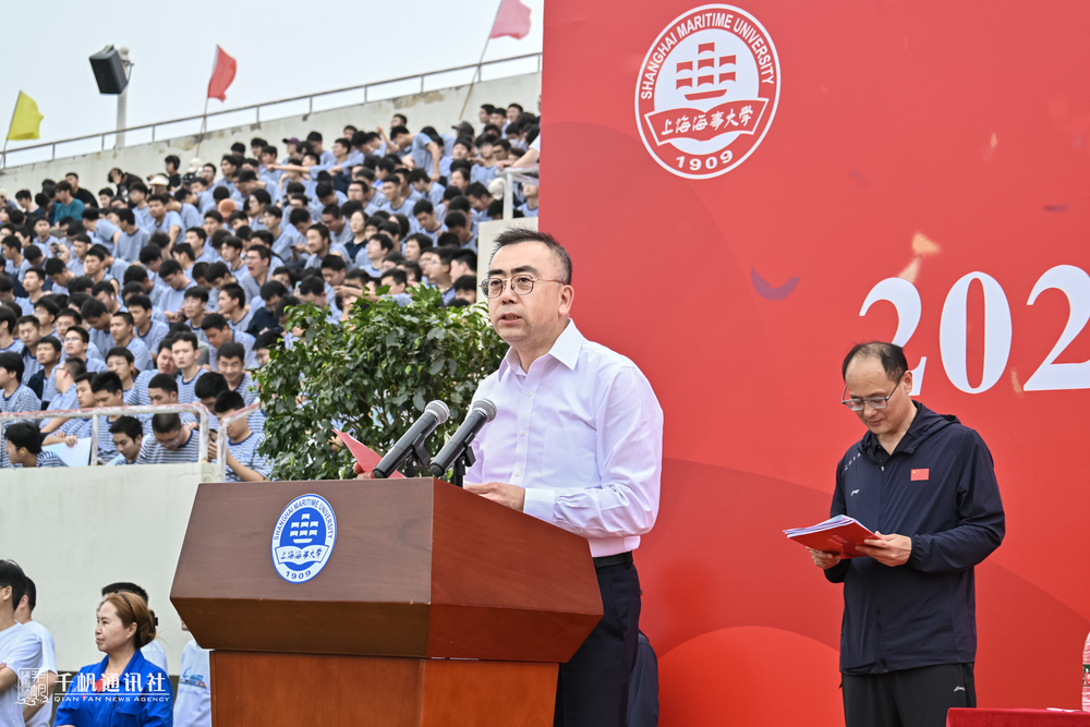 黨委副書記、紀委書記嚴大龍宣布方陣獲獎名單