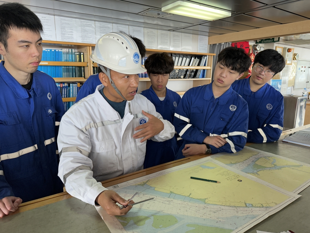 實習教官在海圖室講解陸標定位