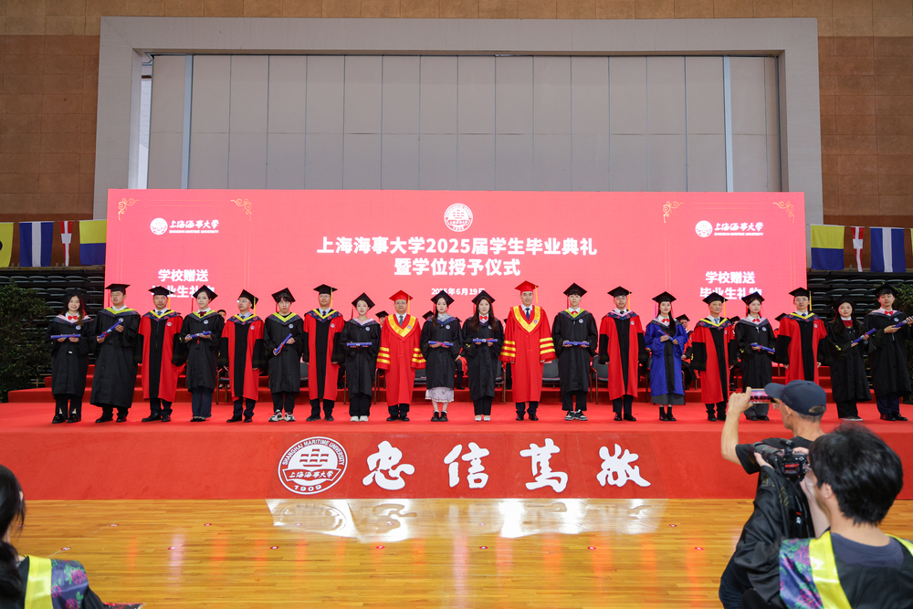 學校為全體畢業生贈送船錨定制款學位服、英文版學歷和學位證書等畢業禮物