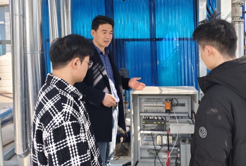 高文忠教授和研究生交流磁懸浮控制器的控制方法