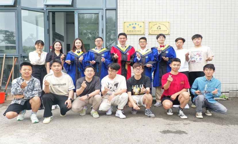 高文忠教授與學生在實驗室前合影