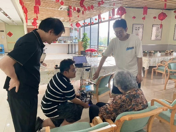 邵鑫浩在社區(qū)服務(wù)中心調(diào)研實(shí)踐