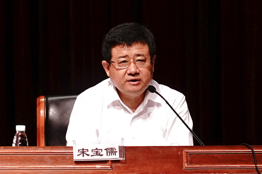 校黨委書(shū)記宋寶儒為全校黨員發(fā)展對(duì)象上專(zhuān)題黨課