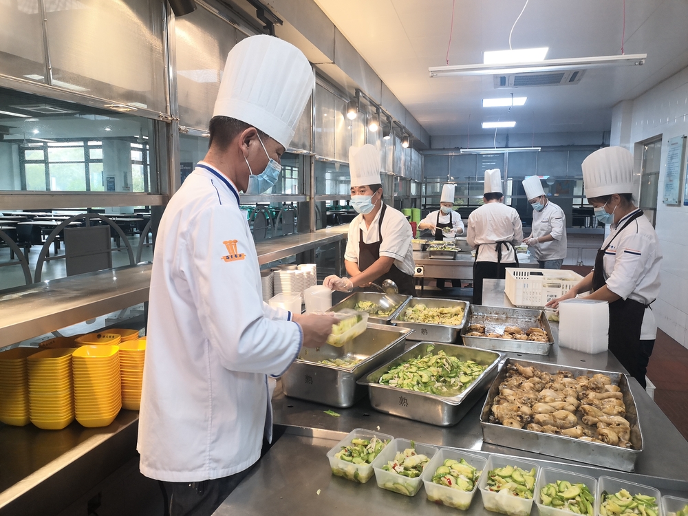 食堂工作人員將飯菜分裝