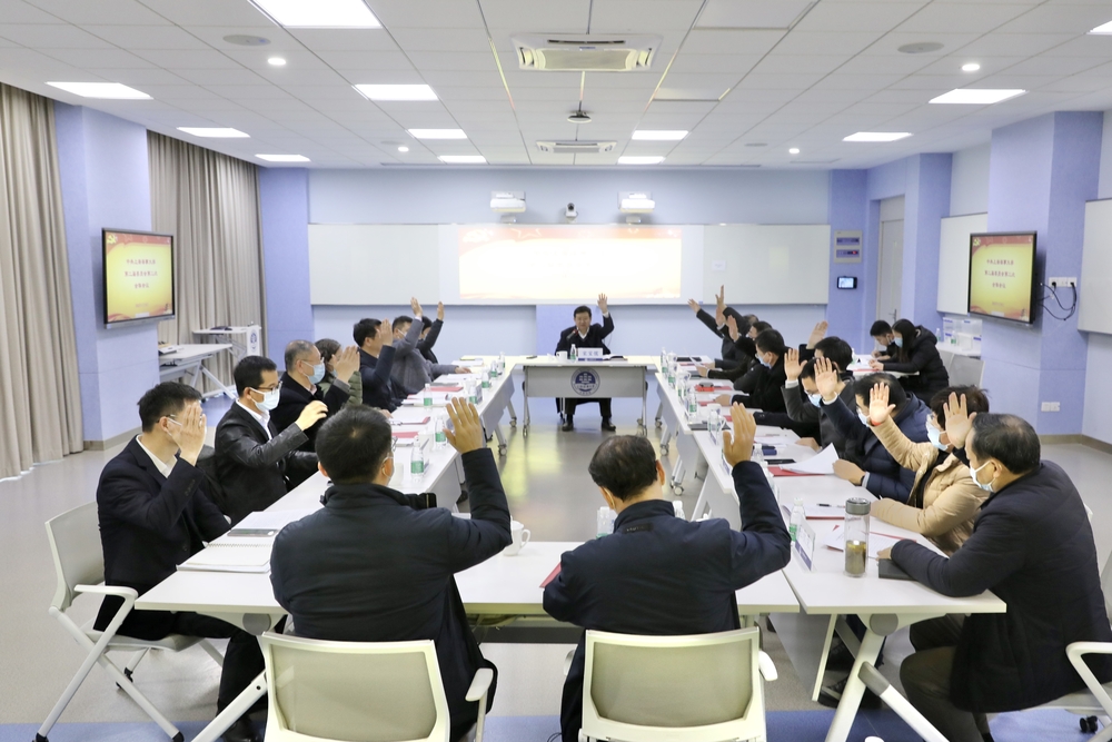 代表們舉手表決通過決議