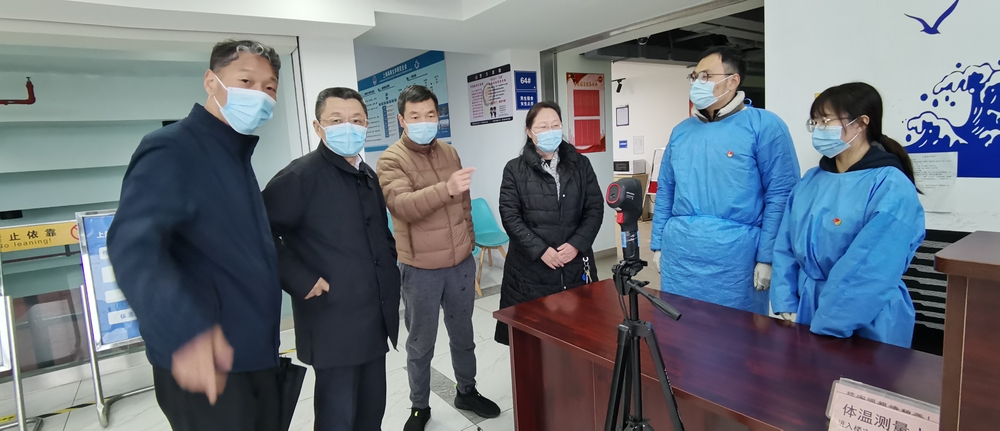 在學生公寓檢查疫情防控工作