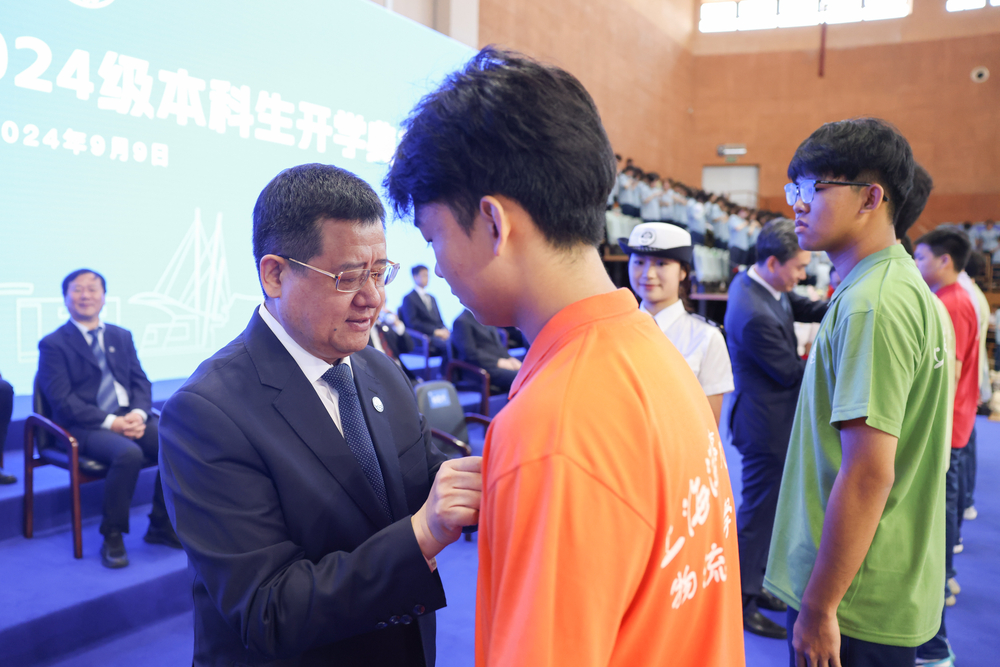 校領導為新生代表佩戴校徽