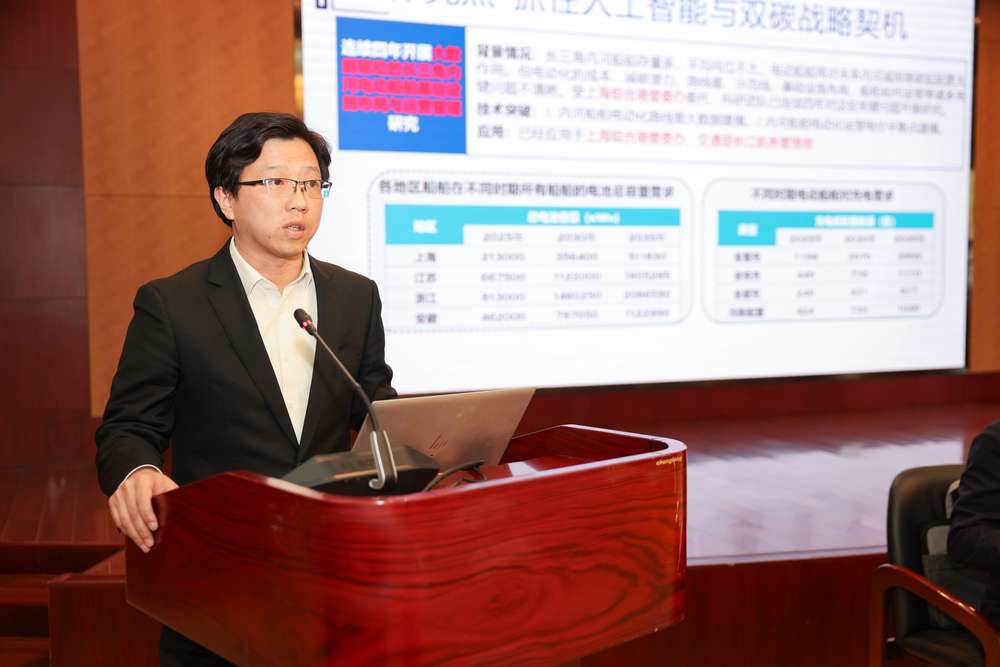中國（上海）自貿區供應鏈研究院院長、物流科學與工程研究院副院長何軍良作交流發言